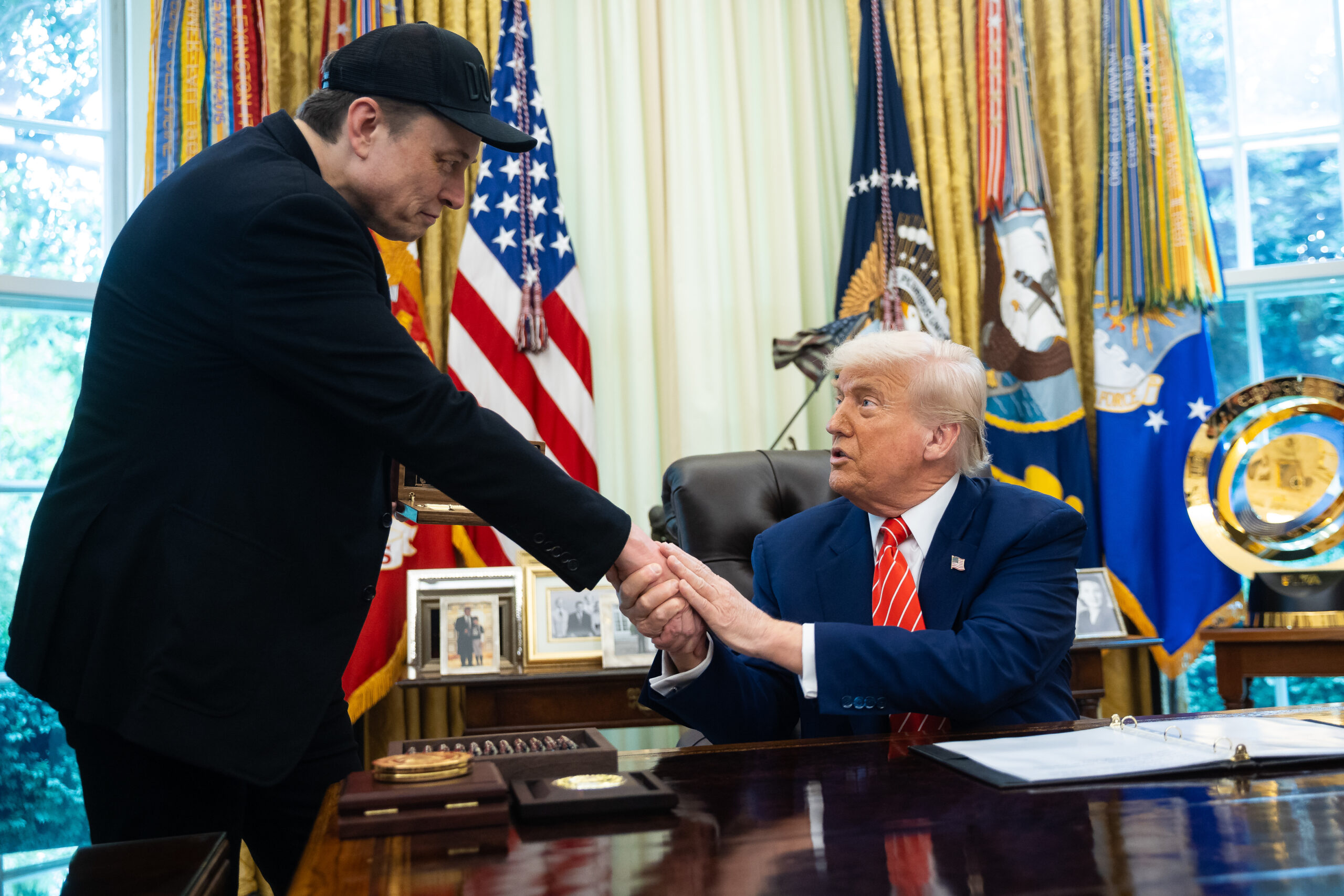Trump zboară spre China împreună cu Elon Musk și Jensen Huang de la Nvidia la bordul Air Force One
