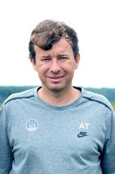 UEFA l-a suspendat pe viață pe antrenorul care filma sportivele cu camere ascunse. Ce s-a descoperit în caz