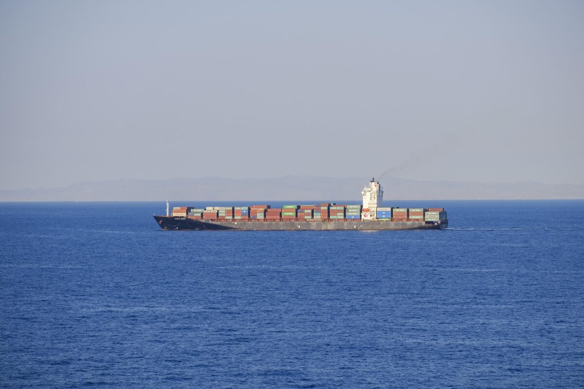 UKMTO anunță că o navă cargo a fost lovită de un proiectil necunoscut în apropiere de Qatar