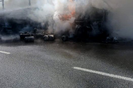 Un autotren care transporta butelii a luat foc în Caraș Severin