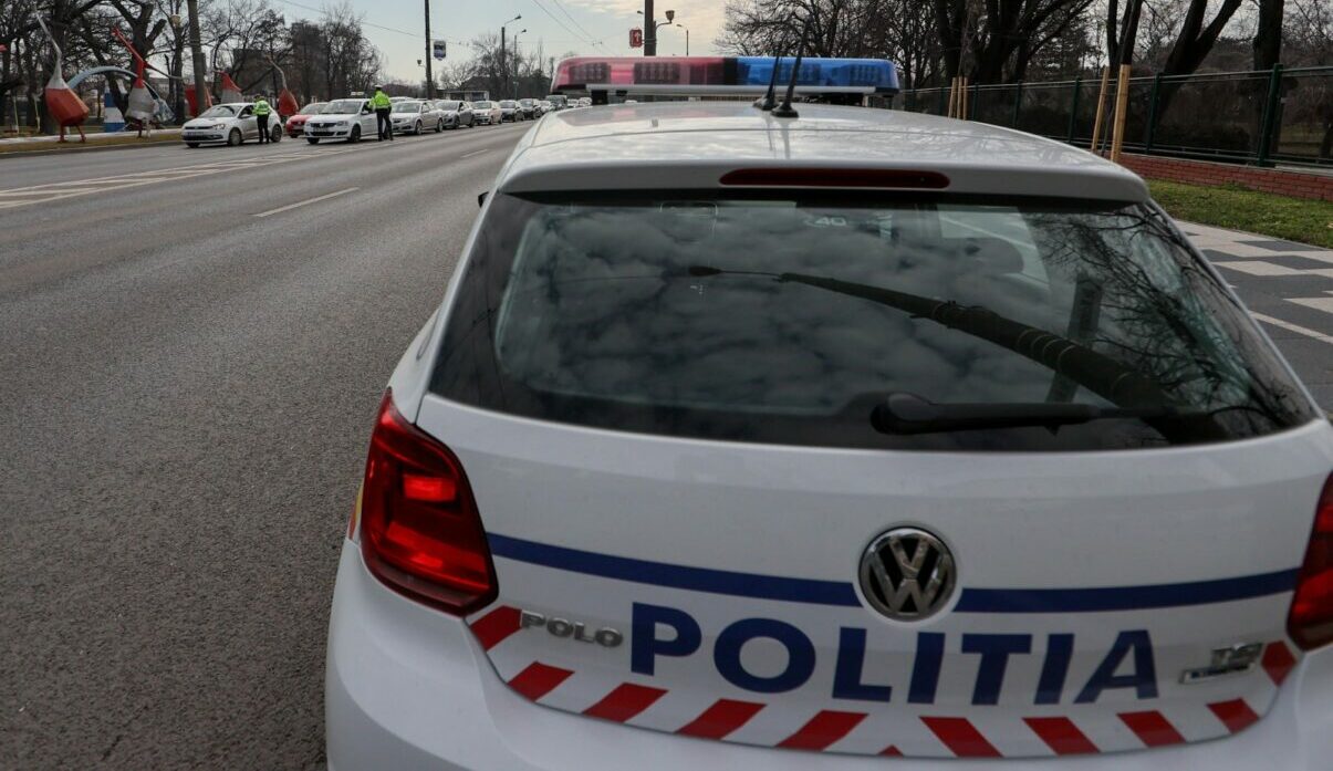 Un bărbat a lovit-o pe învățătoarea fiului său, cei doi s-au întâlnit noaptea într-un local din Pitești