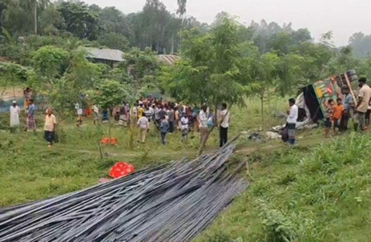 Un camion s-a răsturnat în zona centrală a Bangladeshului. Cel puțin 15 persoane au murit
