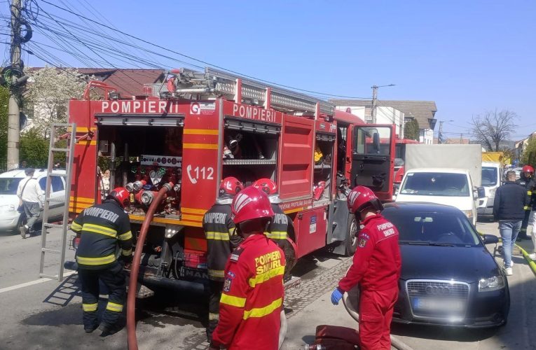 Un grajd de cai, un depozit de furaje și un parc auto în flăcări în Buzău
