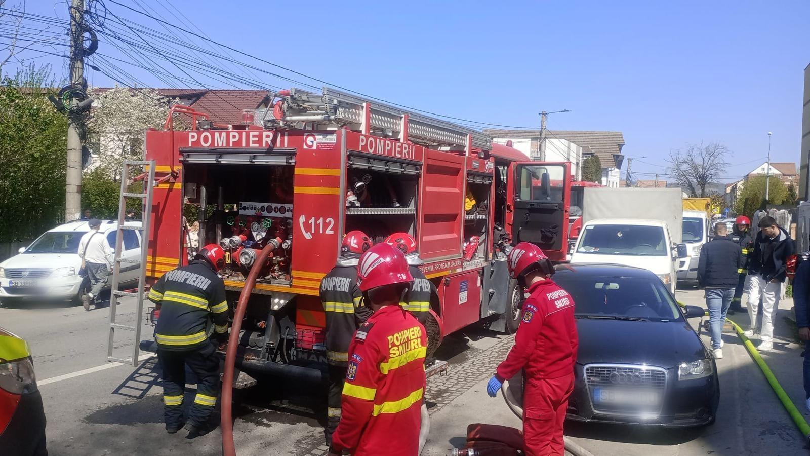 Un grajd de cai, un depozit de furaje și un parc auto în flăcări în Buzău