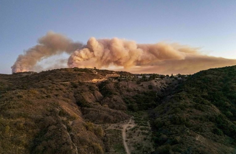 Un incendiu de vegetație se răspândește rapid în California. Au fost emise ordine de evacuare