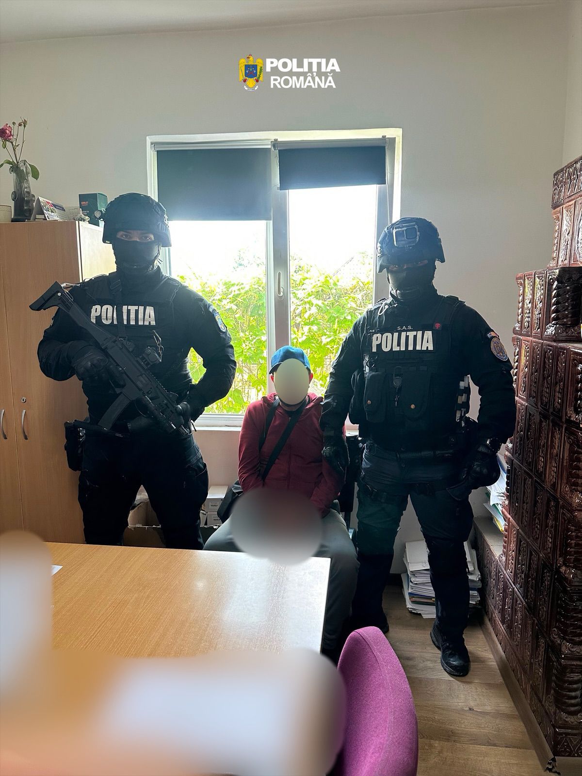 Un polițist în misiune a fost mușcat de un câine asmuțit de un bărbat împotriva căruia fusese emis un ordin de rotecție