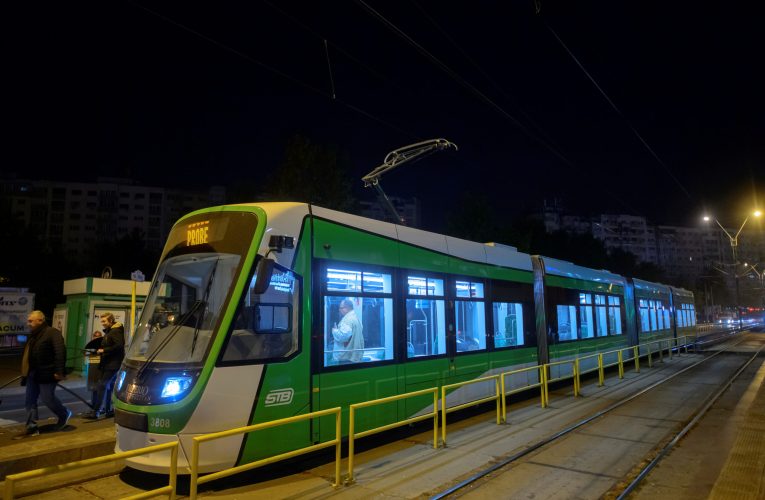 Un tramvai a deraiat în Capitală și a lovit un stâlp. Patru persoane, transportate la spital