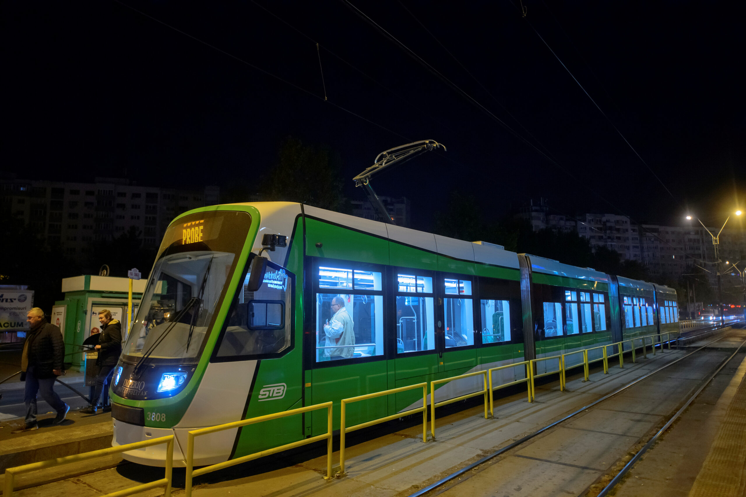 Un tramvai a deraiat în Capitală și a lovit un stâlp. Patru persoane, transportate la spital