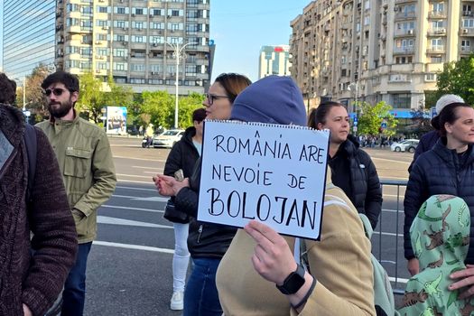 UPDATE 4: Manifestație de susținere a premierului Ilie Bolojan în București: „Poate ne aude și președintele”. 1.500 de oameni în stradă la Oradea: „Ilie – democrație forță!”. Primarul general, despre Bolojan: „Un astfel de om apare rar”