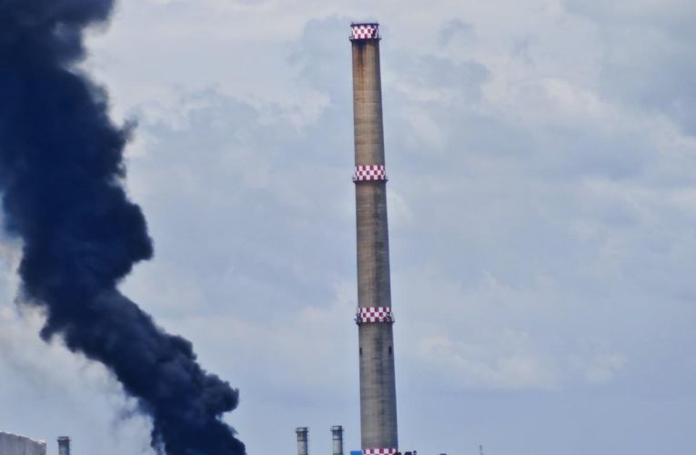 UPDATE: Incendiu cu degajări mari de fum la CET Vest, în Sectorul 6. Transformatorul care arde e lângă cele afectate de explozia din aprilie – VIDEO