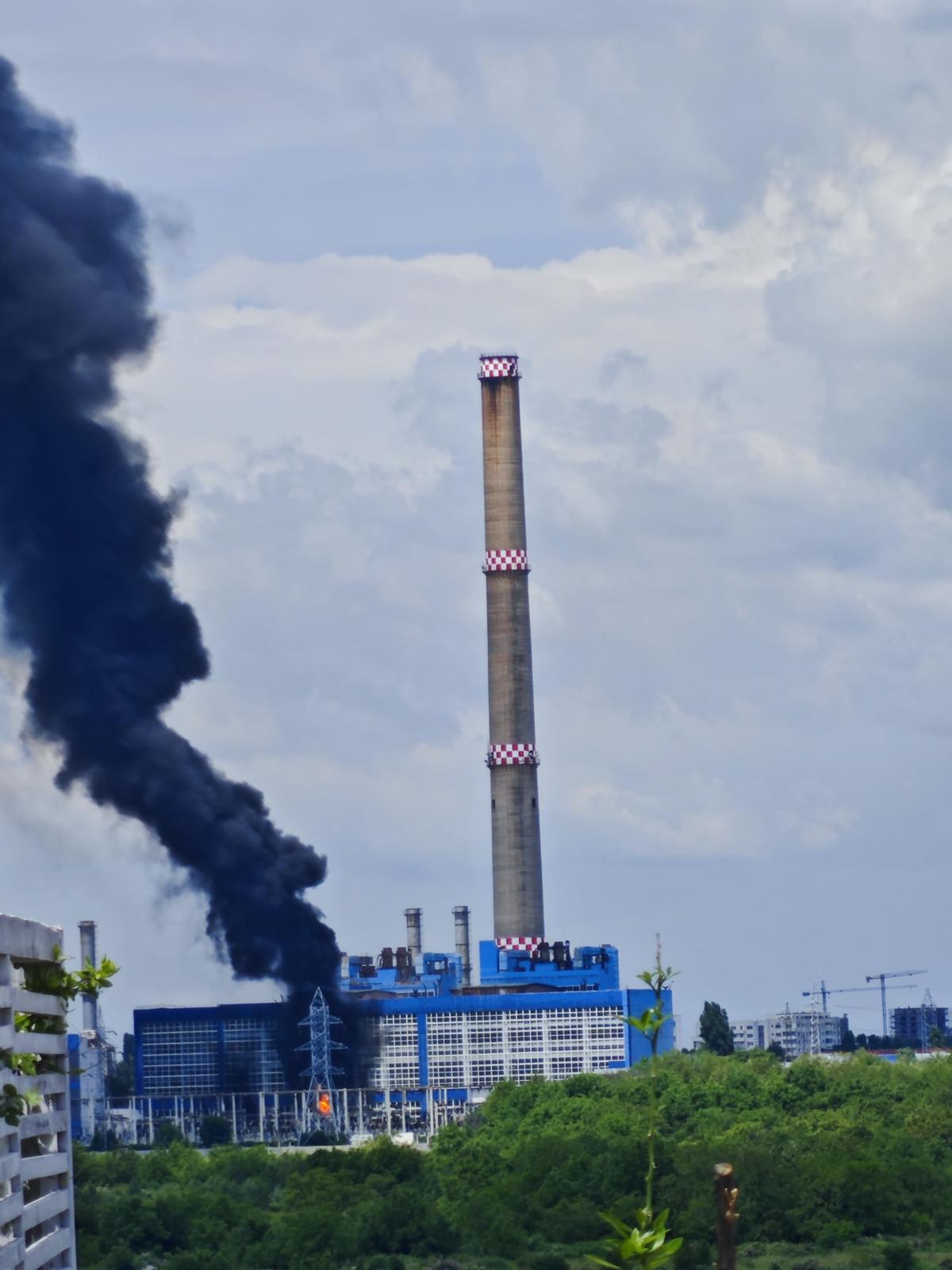 UPDATE: Incendiu cu degajări mari de fum la CET Vest, în Sectorul 6. Transformatorul care arde e lângă cele afectate de explozia din aprilie – VIDEO