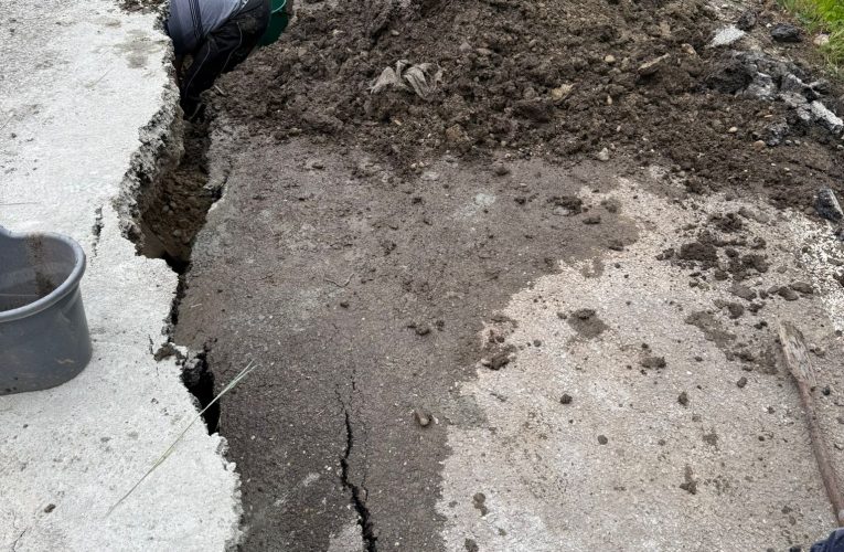 UPDATE. Trei locuințe au rămas izolate în urma unei alunecări de teren în județul Vaslui. Drumul de acces în localitate a fost afectat