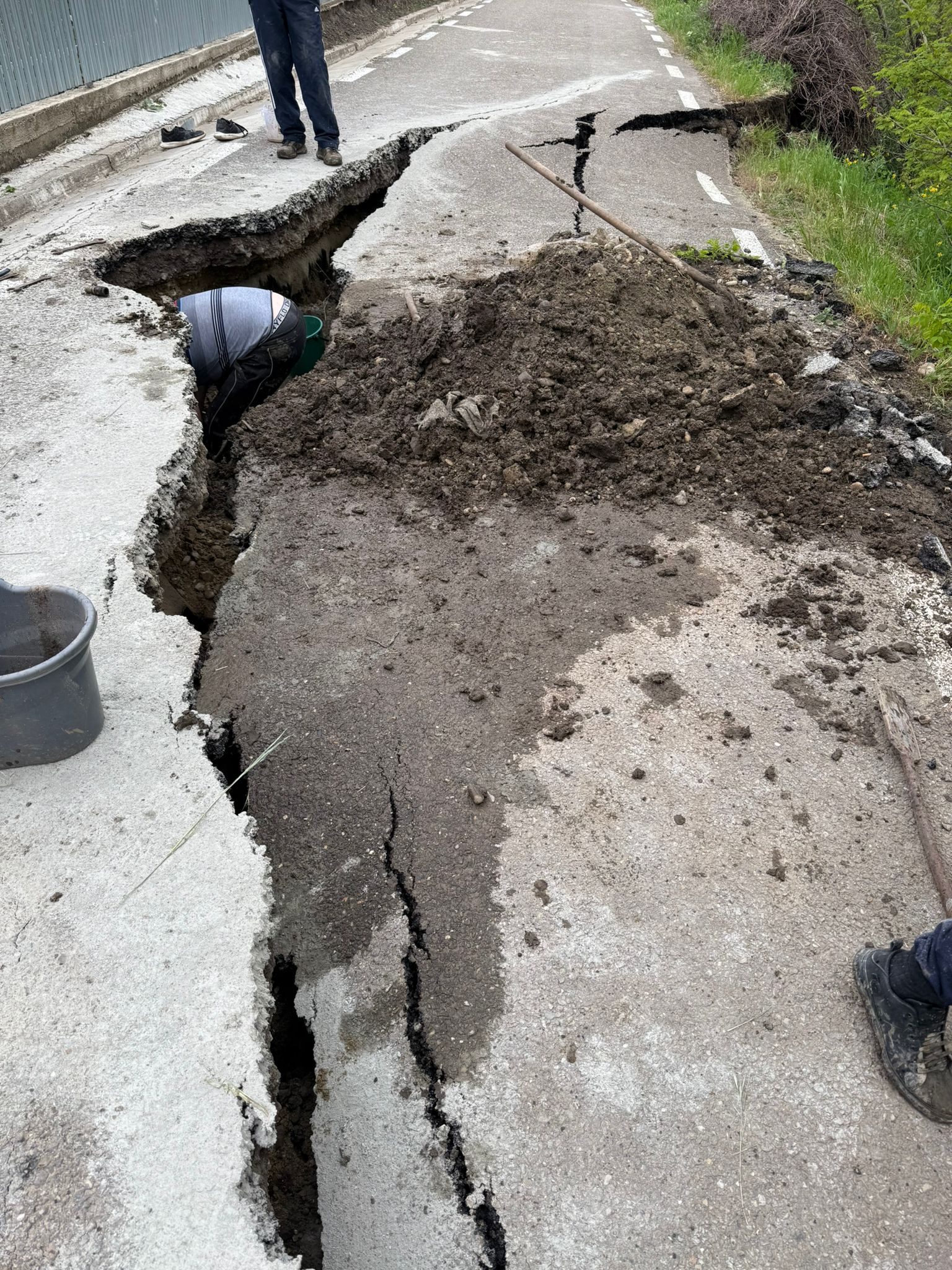 UPDATE. Trei locuințe au rămas izolate în urma unei alunecări de teren în județul Vaslui. Drumul de acces în localitate a fost afectat