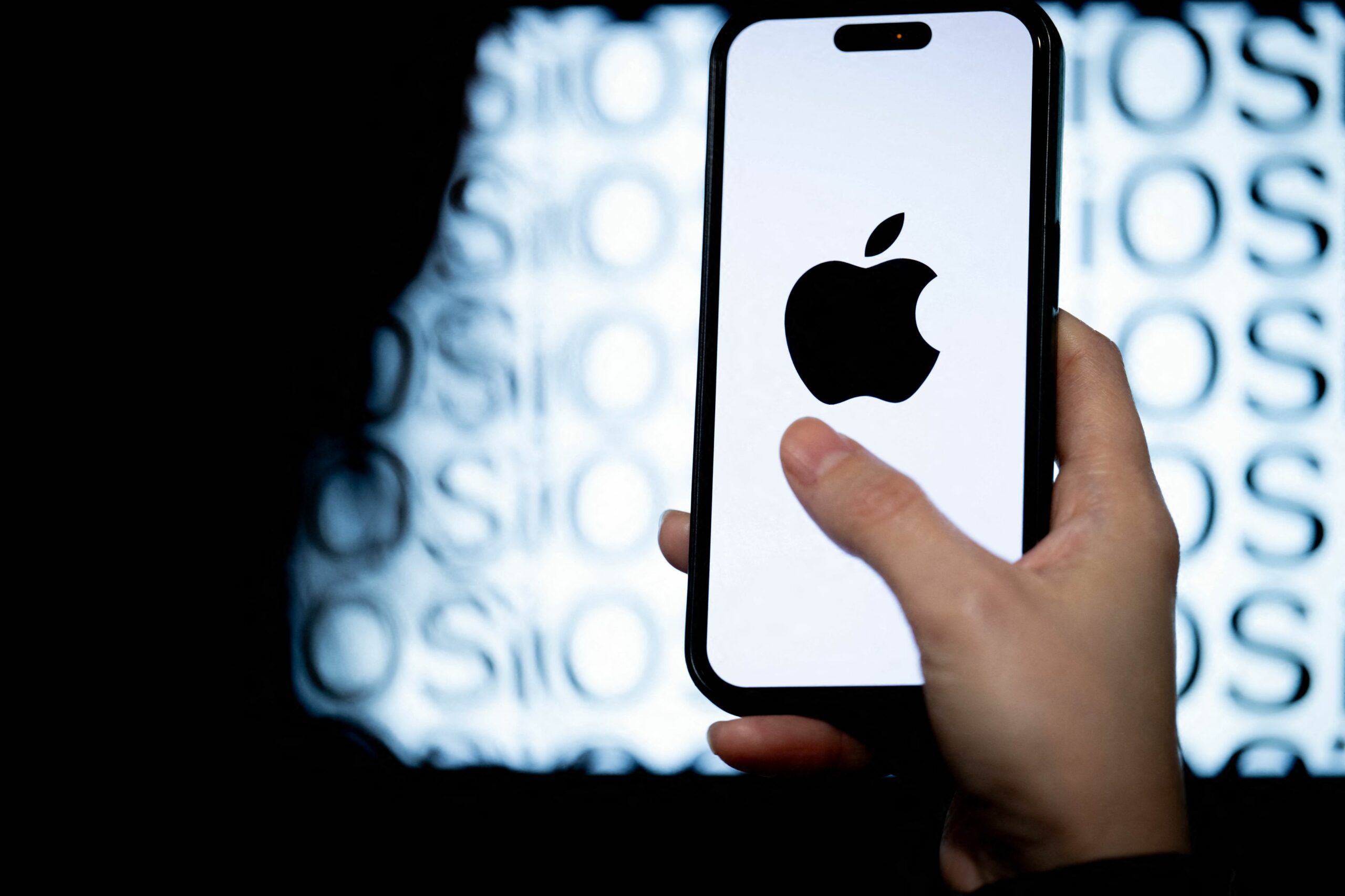WSJ: Apple a ajuns la un acord preliminar cu Intel privind producția de cipuri