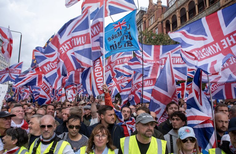 Zeci de mii de oameni protestează la Londra în cadrul unor marșuri rivale. Manifestație naționalistă și demonstrație pro-palestiniană