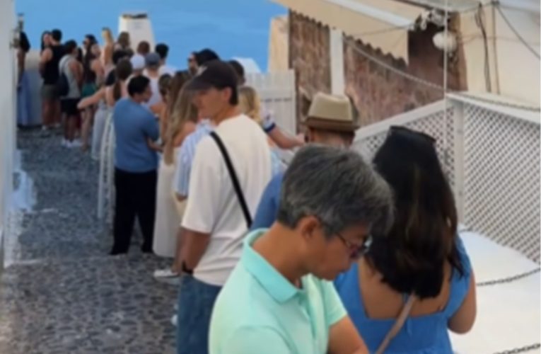 „Arată ca o coadă la toaletă”. Imaginile care au șocat turiștii din Santorini