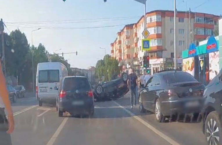 Bacău: Un copil de 2 ani, scos pe geam de jandarmi dintr-o mașină răsturnată