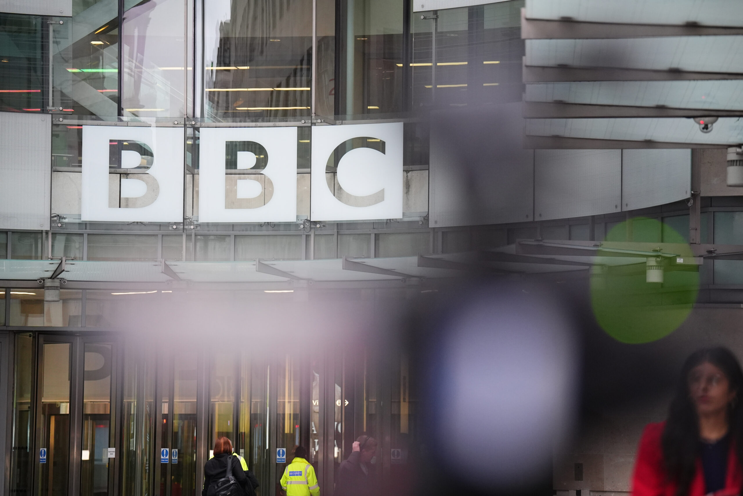 BBC va tăia 550 de locuri de muncă, în cadrul planului de reducere a cheltuielilor. Vor fi concedieri și în cadrul diviziei de știri