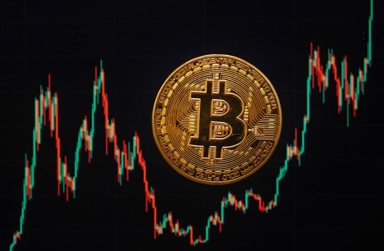 Bitcoin, în jurul a 60.000 de dolari: investitorii se grăbesc să vândă