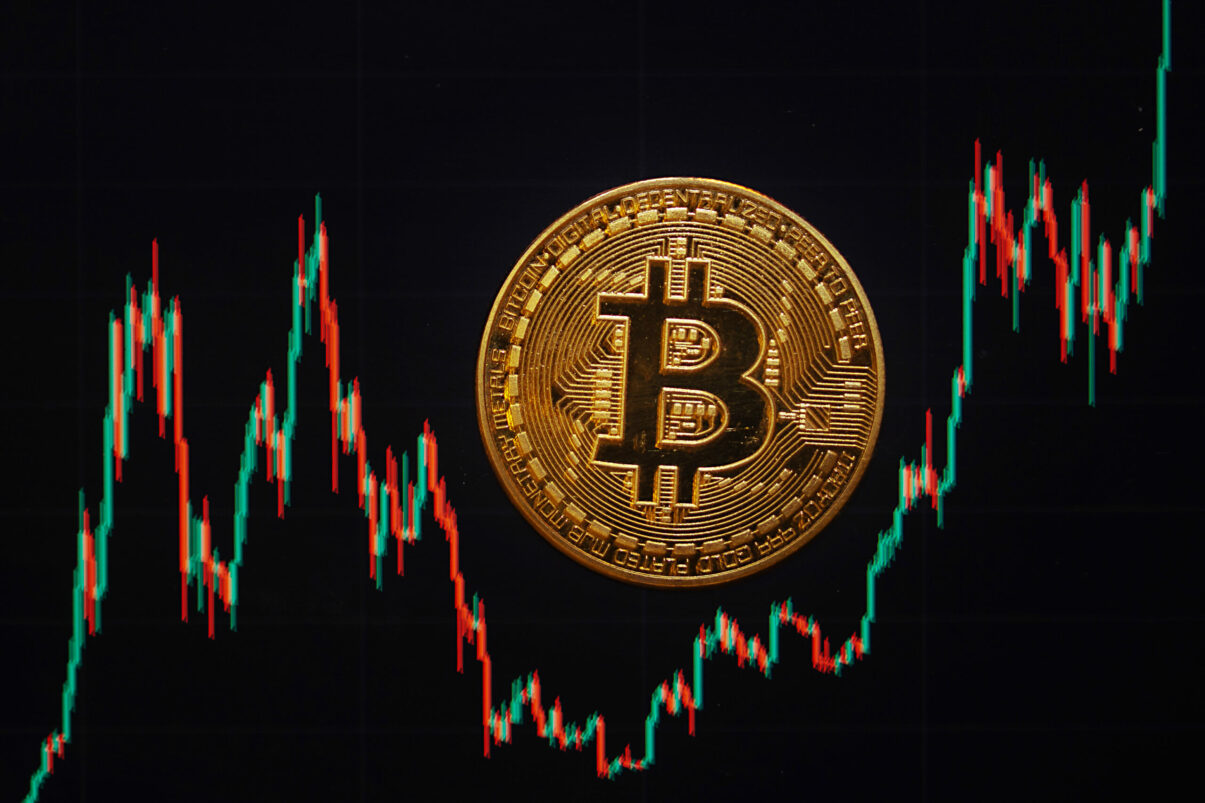 Bitcoin, în jurul a 60.000 de dolari: investitorii se grăbesc să vândă