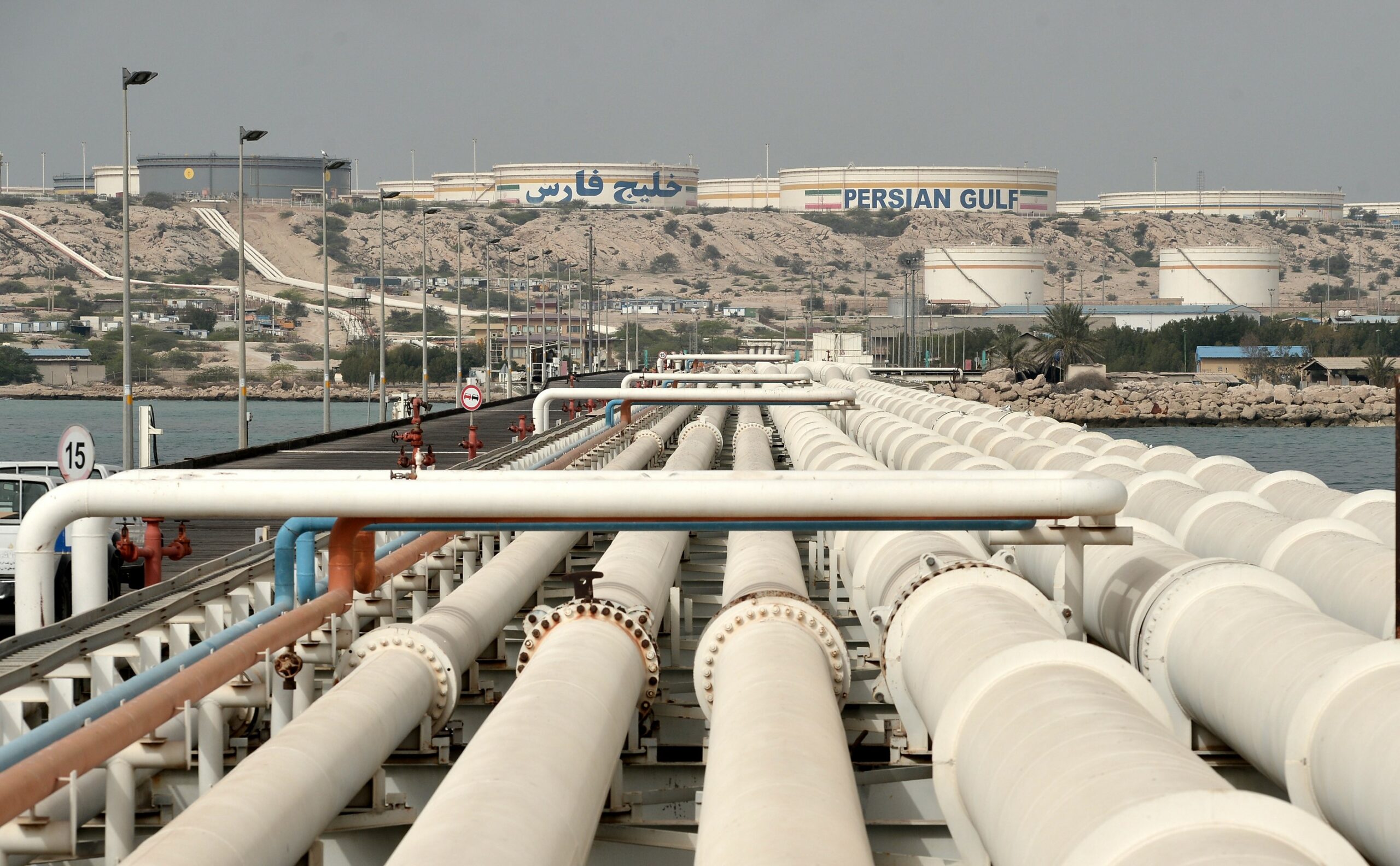 Bloomberg. UE analizează înghețarea plafonului prețului petrolului rusesc pe fondul războiului din Iran