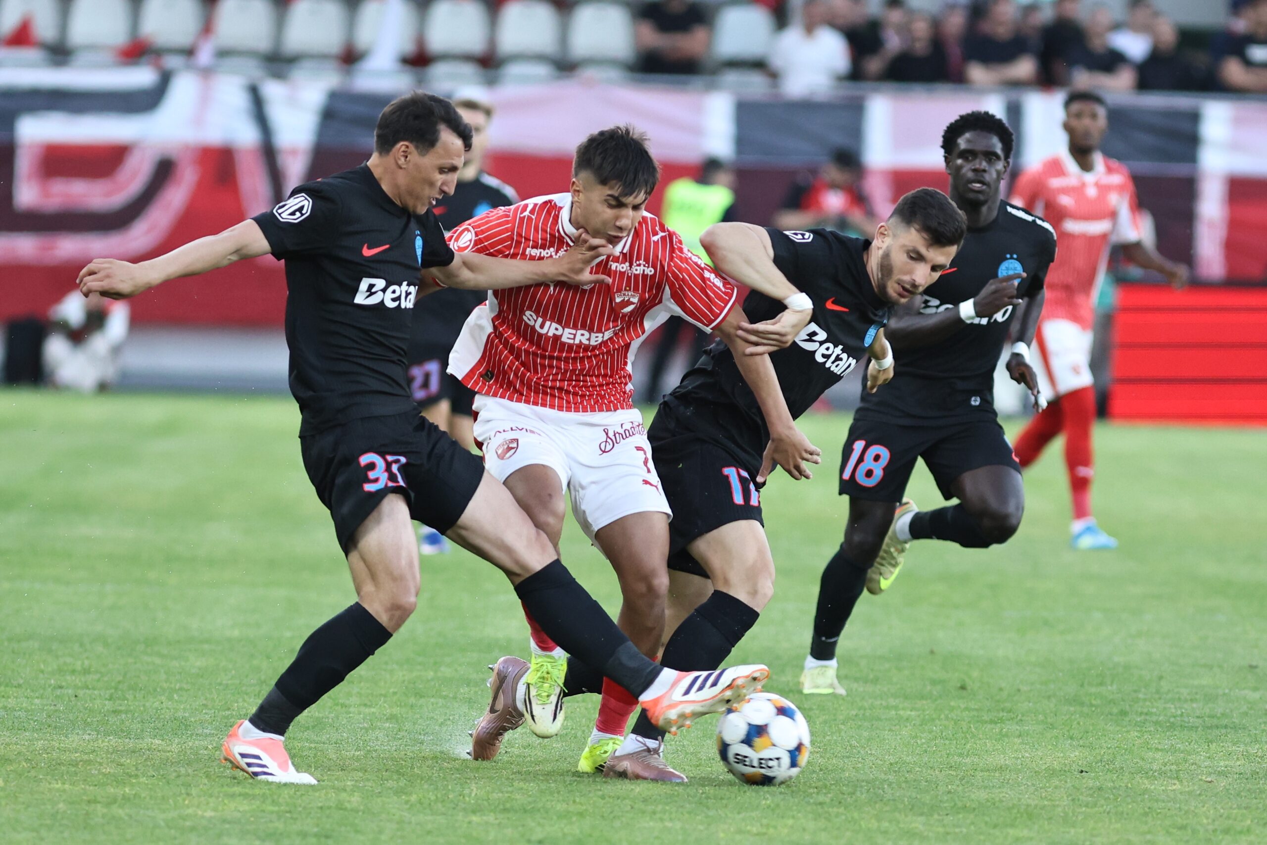 Bursa Transferurilor | Plecare-șoc la Dinamo / Patru plecări de la Corvinul Hunedoara după promovarea în Superligă