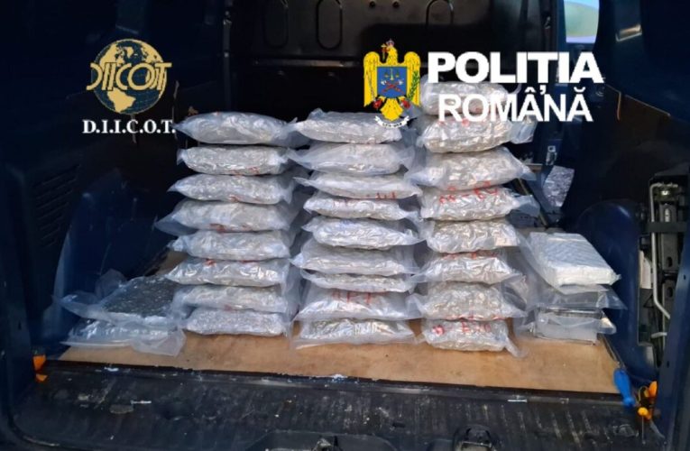 Captură uriașă de droguri pe Autostrada A1. Canabis și cocaină ascunse într-o mașină, doi bărbați reținuți