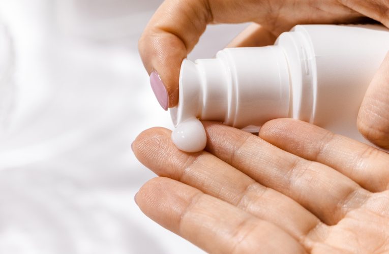 Care sunt diferențele dintre SPF, UVA și UVB și cum să îți alegi crema cu protecție solară potrivită