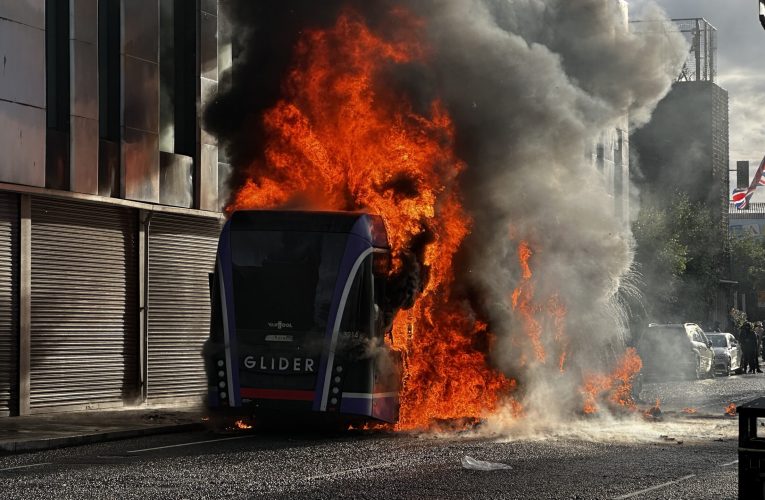 Casele a trei familii de români din Belfast, vandalizate după violențele anti-imigrație