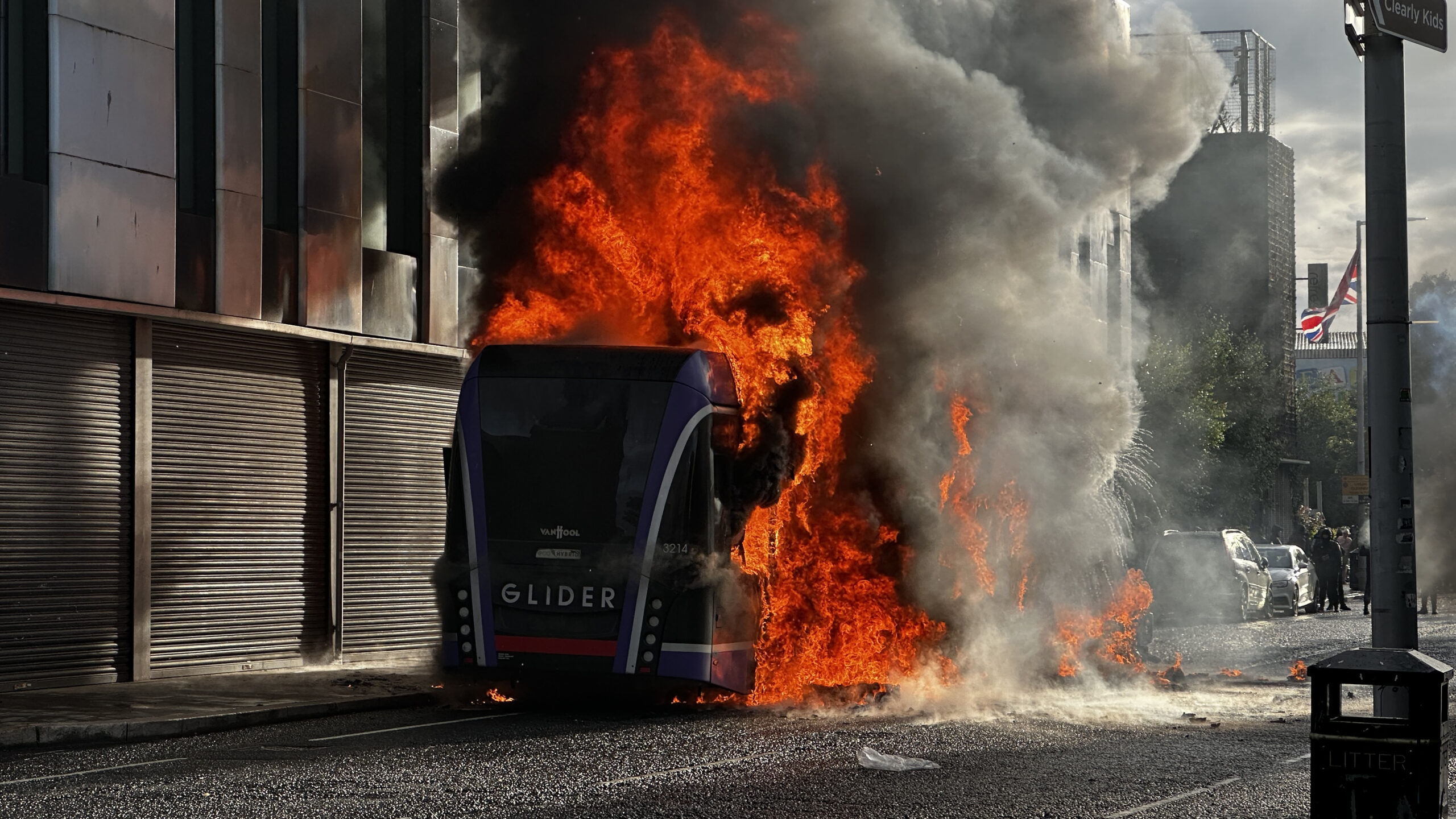 Casele a trei familii de români din Belfast, vandalizate după violențele anti-imigrație