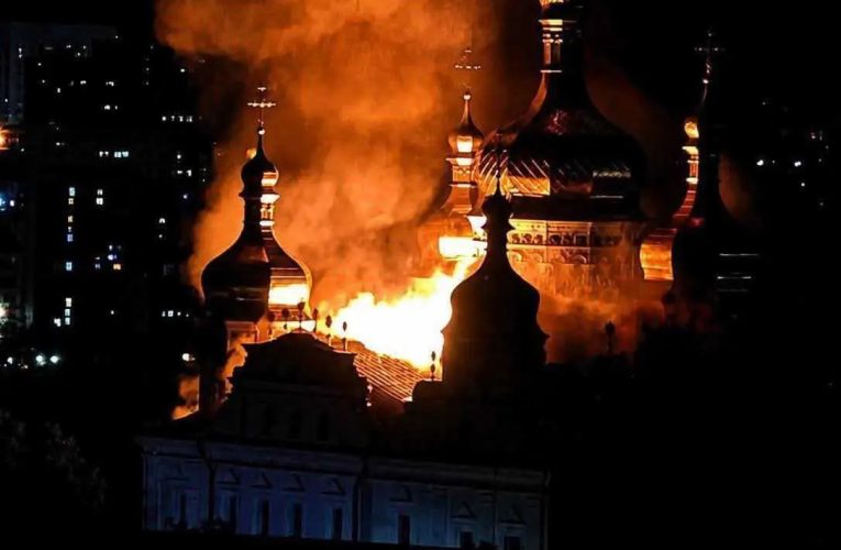 Catedrala Adormirii Maicii Domnului din Kiev, în flăcări după un atac rusesc / Andrei Caramitru: „Mă întreb ce-or să zică zuzuraniștii”