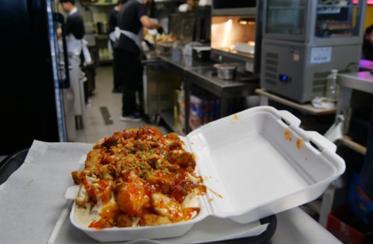 Ce este „crousty”, noua obsesie fast-food ce se extinde în Europa: ieftin, sățios și tot mai politic