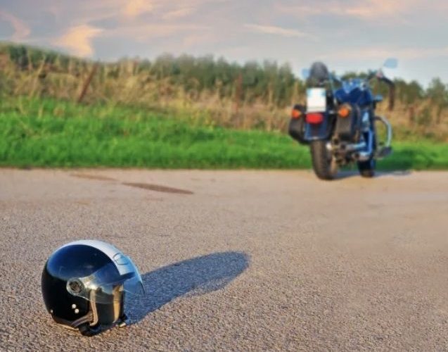 Ce înseamnă dacă vezi o cască moto pe marginea drumului? Semnalul pe care orice șofer și motociclist ar trebui să-l cunoască