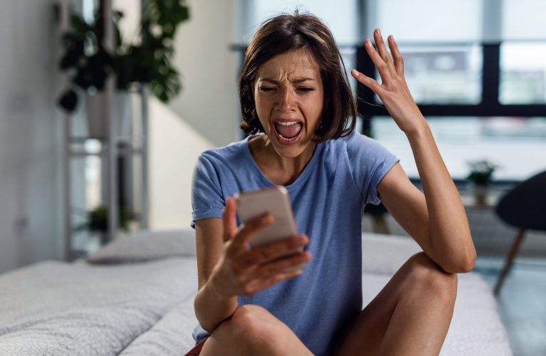 Ce spune psihologia despre cei care se plâng pe WhatsApp