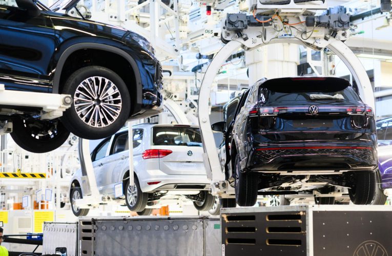 Cel mai mare producător auto european intră în „survival mode”. Va închide fabrici și va concedia 100.000 de oameni