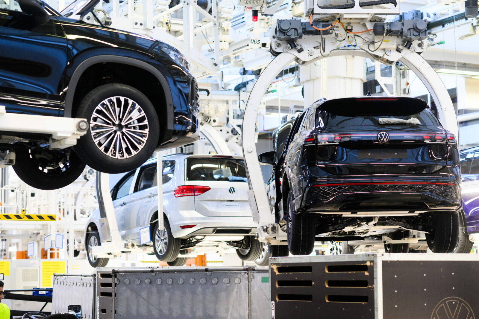 Cel mai mare producător auto european intră în „survival mode”. Va închide fabrici și va concedia 100.000 de oameni