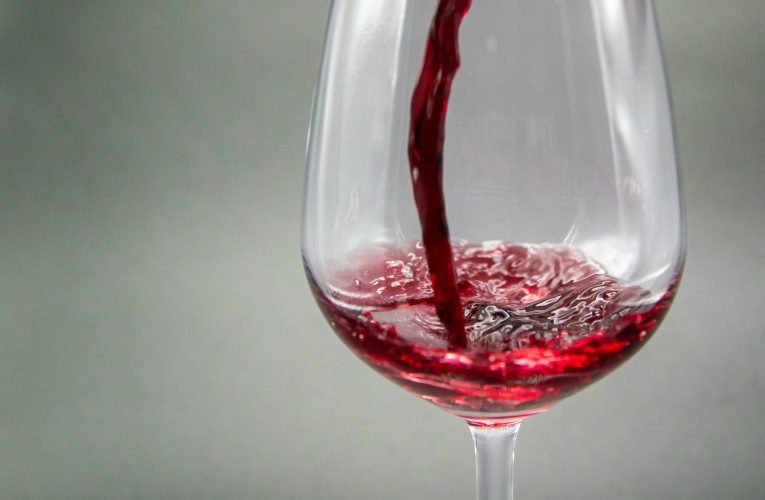 Chiar și un pahar de alcool pe zi crește riscurile pentru sănătate, potrivit unui studiu