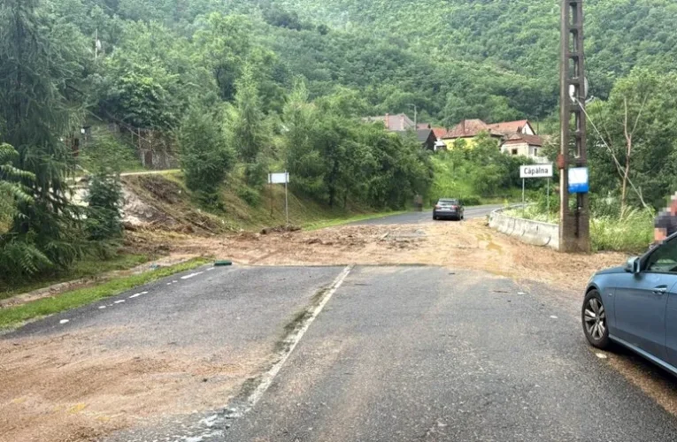 Circulație blocată pe un drum din Alba în urma viiturilor. ANM a emis Cod portocaliu de furtuni