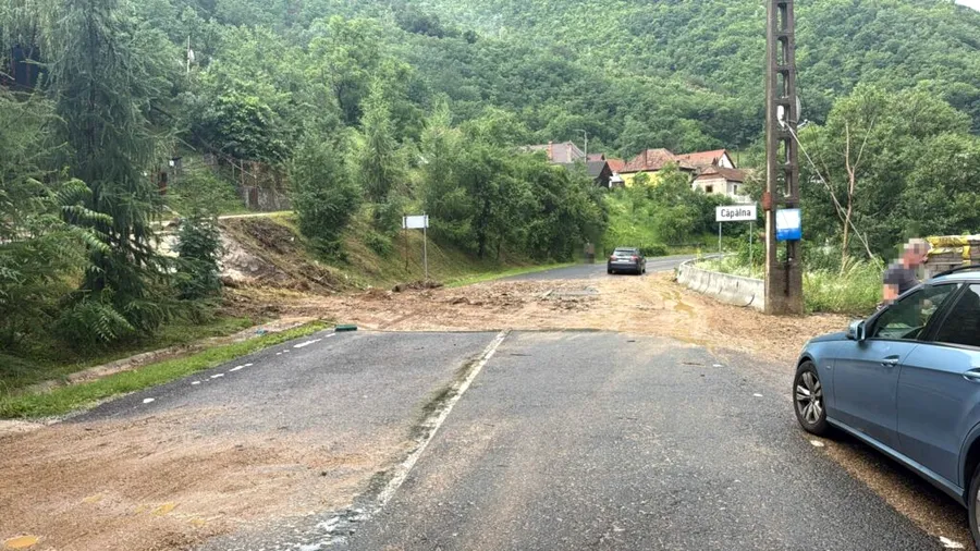 Circulație blocată pe un drum din Alba în urma viiturilor. ANM a emis Cod portocaliu de furtuni