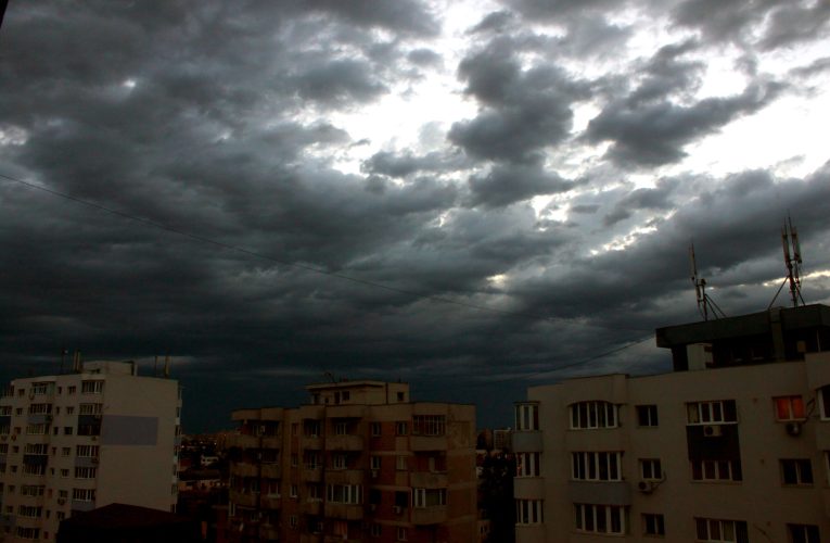 Cod portocaliu de furtuni în Arad și Timiș. Averse torențiale, vijelii și grindină