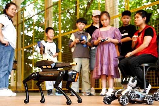 Cum sărbătoresc copiii din lume ziua lor: roboți în China, festivaluri în Bulgaria și lecții despre pace în Cambodgia