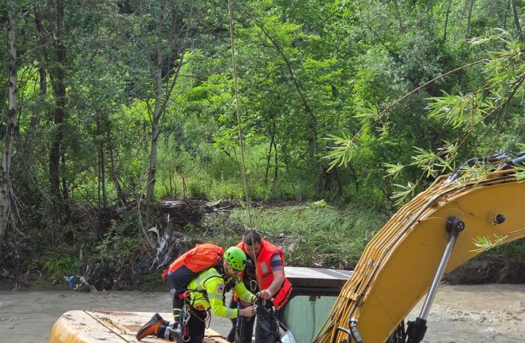 Dâmbovița: Bărbat suprins de o viitură pe un excavator, salvat cu un elicopter SMURD