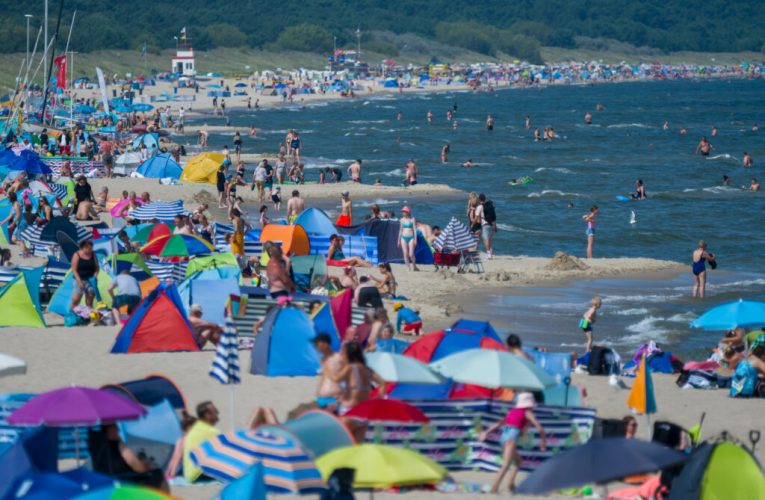 Decizie controversată în Sardinia: persoanele între 10 și 65 de ani nu mai au voie cu umbrele pe plajă