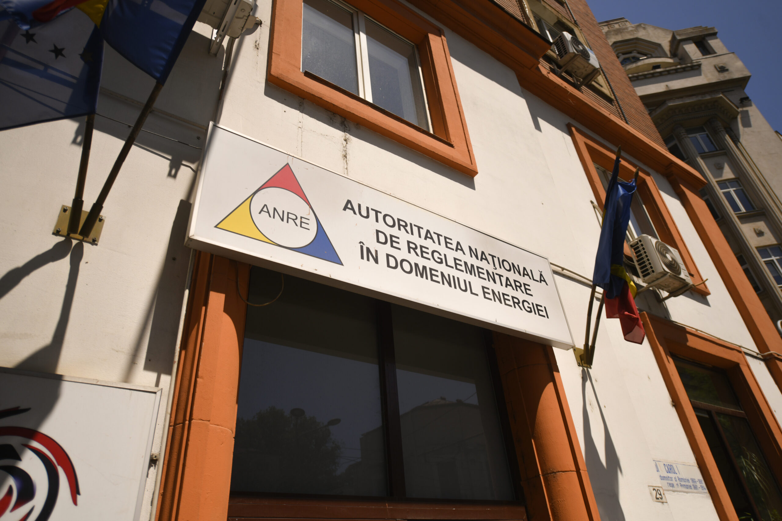 Decizie fără precedent la ANRE: licența unui furnizor de energie, retrasă după abateri repetate. Ce se întâmplă cu clienții