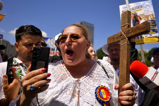 Diana Șoșoacă și Dan Diaconescu au participat la „Marșul Normalității”, organizat în sprijinul valorilor familiei tradiționale