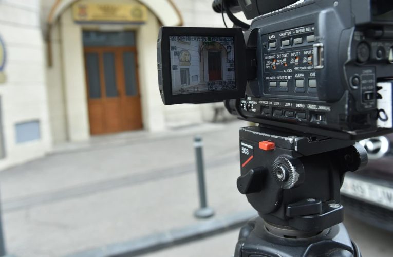 DNA Timișoara reține și cere arestarea a 6 persoane pentru evaziune fiscală de peste 50 de milioane de lei. Firme de curierat, facturi fictive, circuite fantomă și mașini de numărat bani