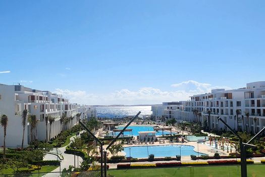 Egiptul pe care tot mai mulți români îl aleg pentru vacanță. Resortul uriaș din Sharm el-Sheikh unde hotelul devine destinația, iar vacanța se mută între plajă, restaurante, spectacole și Marea Roșie