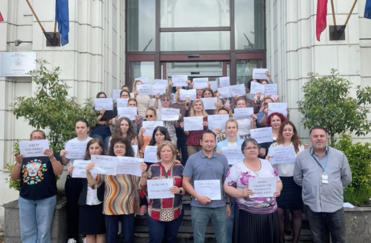 „Fără grefieri, justiția se blochează”.Grefierii protestează pe scările instanțelor și parchetelor împotriva legii salarizării
