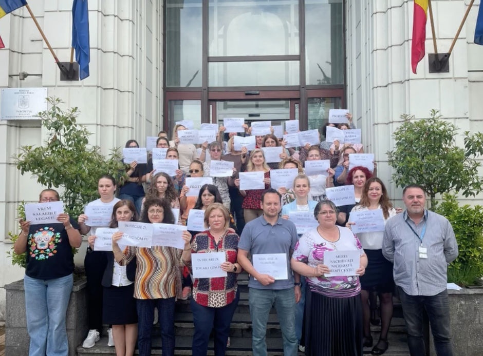 „Fără grefieri, justiția se blochează”.Grefierii protestează pe scările instanțelor și parchetelor împotriva legii salarizării