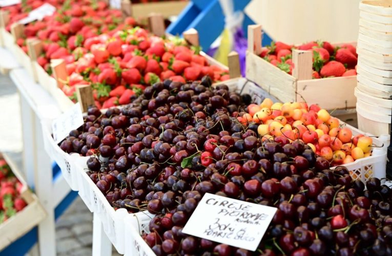 Festivalul Cireșelor și al Căpșunilor în Piața Matache. Vizitatorii se plâng de prețuri după prima zi